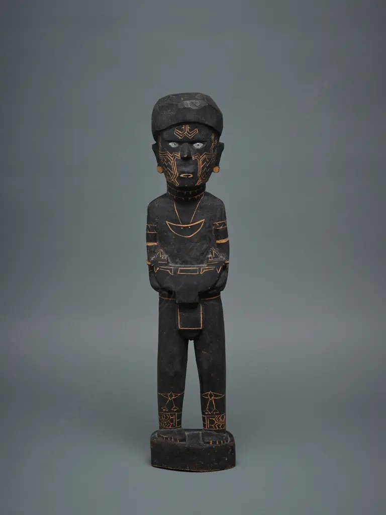 Solomon Islands wooden male figure, Image 1++